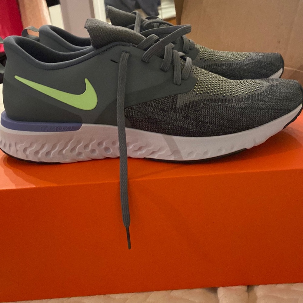 Men’s nike react phantom run FK2 10.5 NEVER WORN. gray with white/green accents